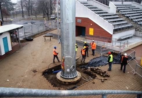 Potężne maszty oświetleniowe stają na stadionie 